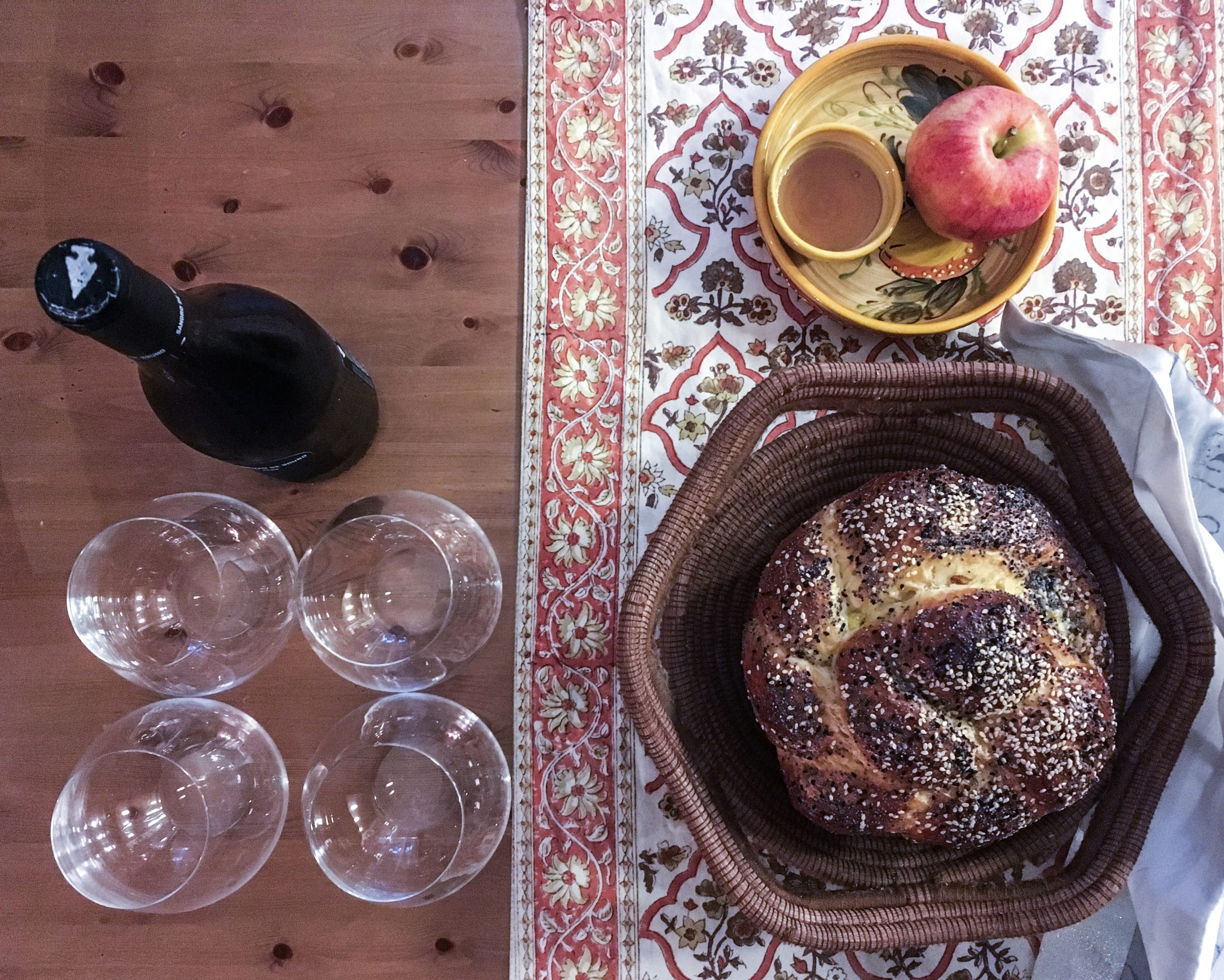 ROSH HASHANAH CHALLAH DEMO: Round Jewish Holiday Bread with Apples, Raisins, and Honey